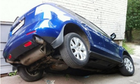 Жительница Киева провалилась в подвал на своей машине